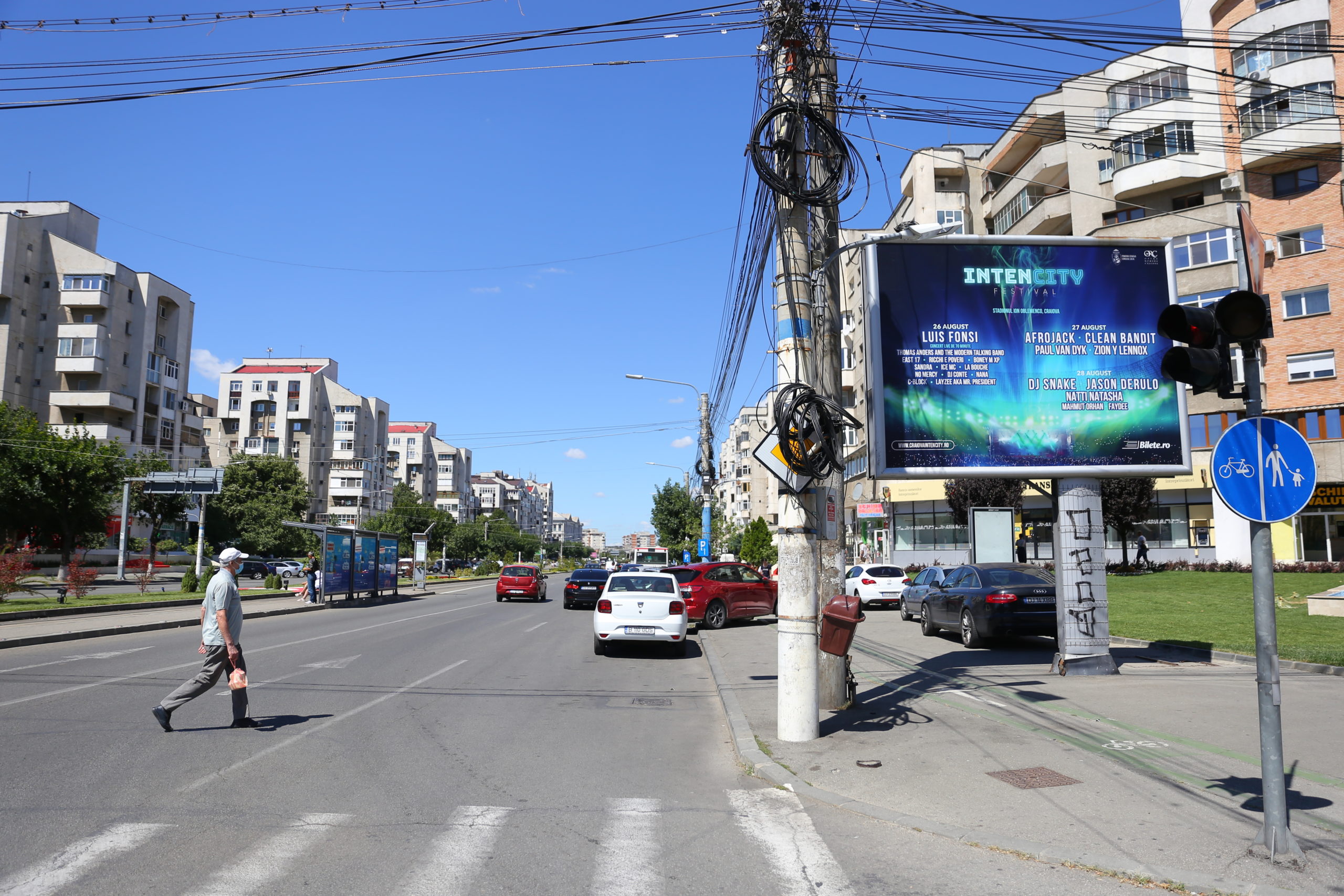 Hăţiş de cabluri pe stâlpii de pe strada Calea Bucureşti