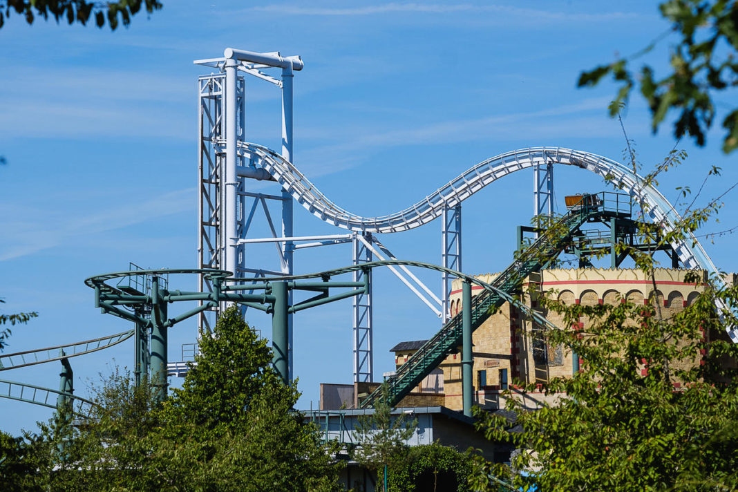 O femeie din Germania a murit după ce a căzut în gol dintr-un carusel
