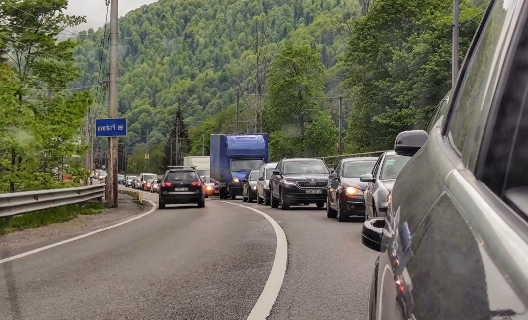 Trafic intens pe DN 1 Valea Prahovei şi pe DN 39 Mangalia - Constanţa