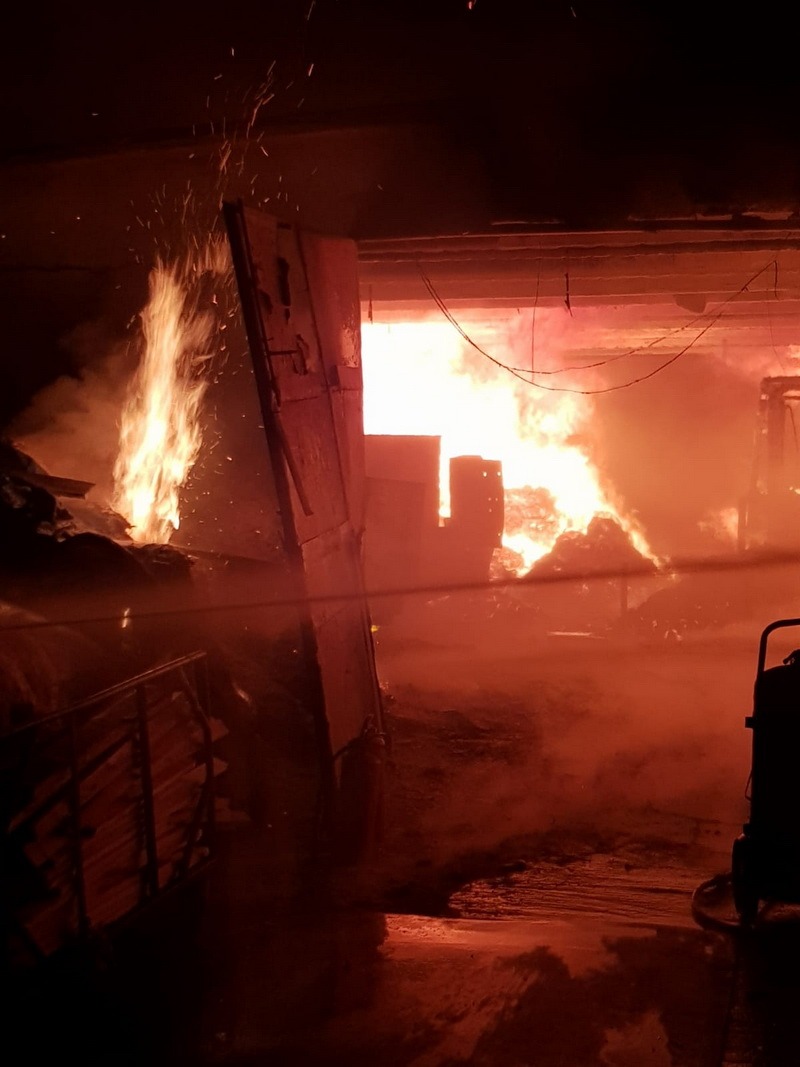 La fabrica din satul Însurăței ard două hale (Foto: Arhivă)
