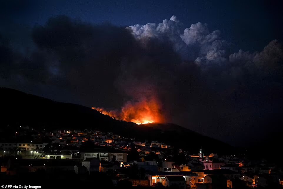 Peste 1.500 de pompieri, mobilizaţi la incendiul dintr-un parc natural din Portugalia