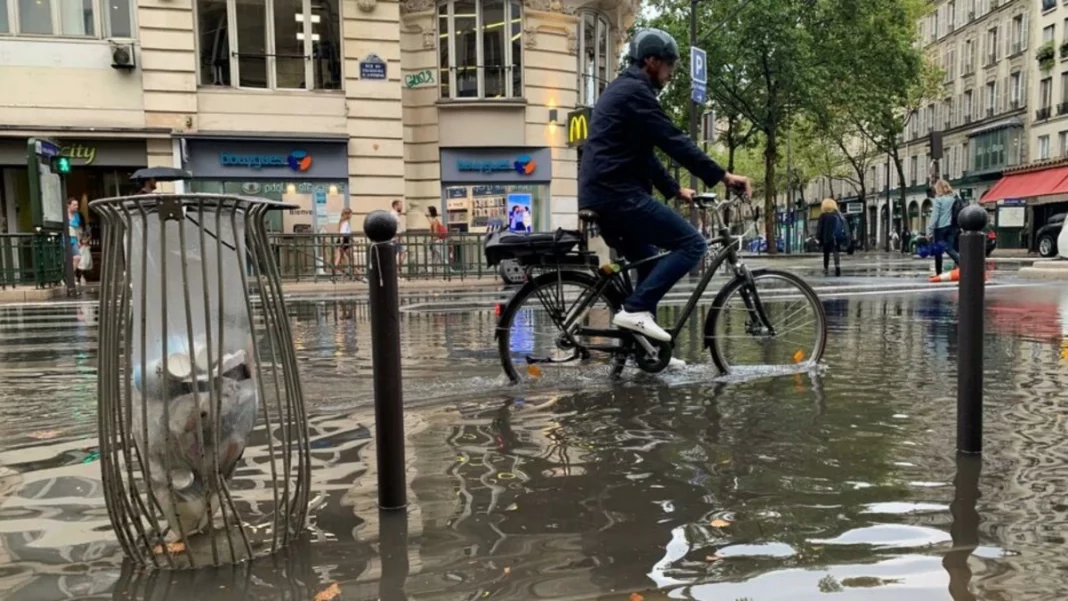 Străzi şi staţii de metrou din Paris, inundate de ploile de marţi