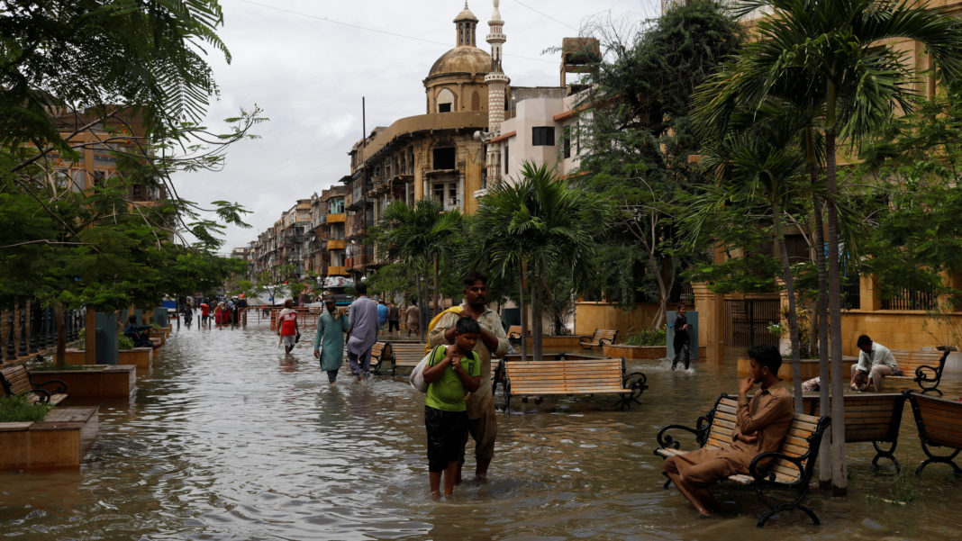 Peste 500 de morți și 46.200 de case avariate de inundațiile din Pakistan
