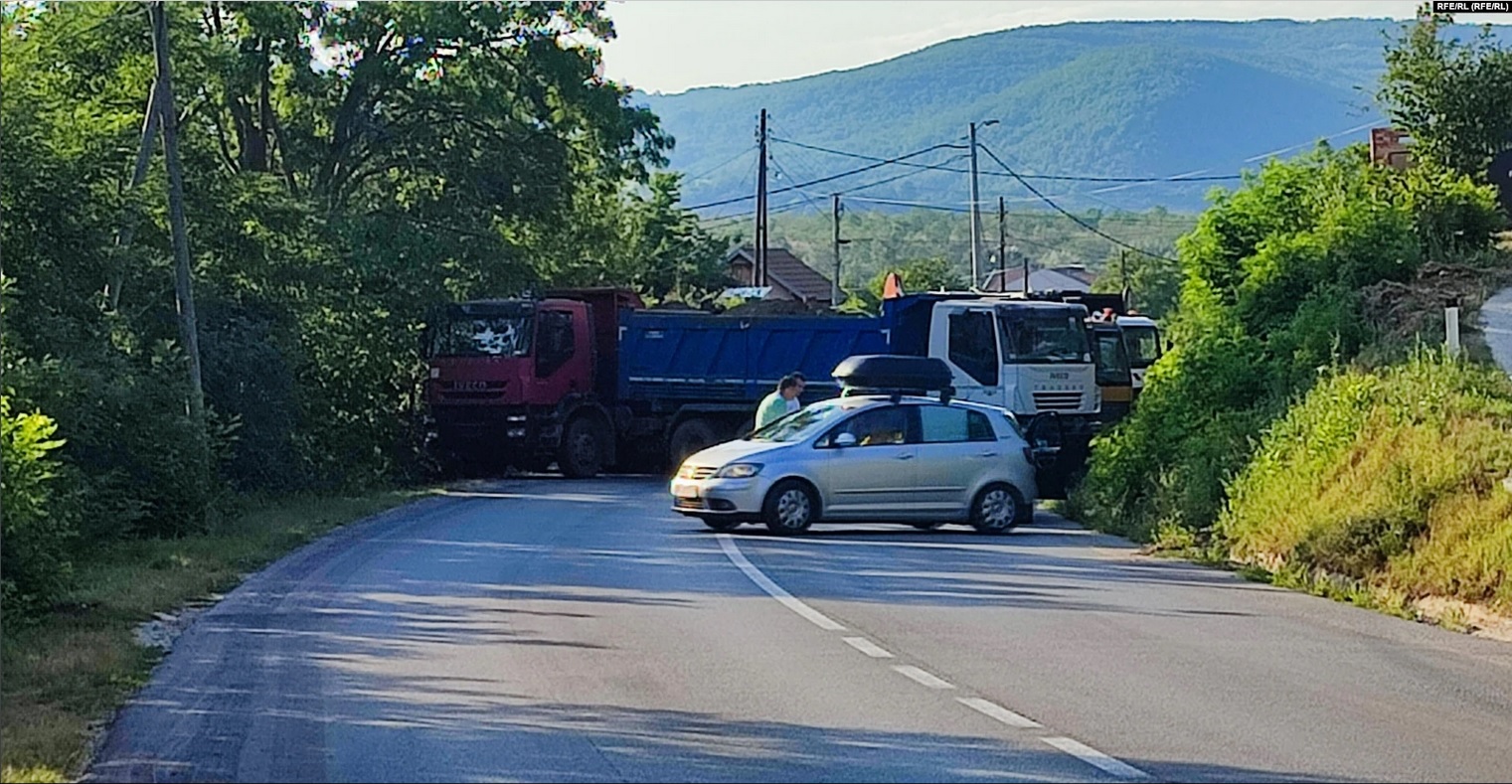 Poliţia din Kosovo a afirmat duminică că a fost ţinta unor focuri de armă focului în nordul ţării, unde au fost ridicate baricade pe drumurile care duc în Serbia, în semn de protest faţă de politica frontalieră a guvernului