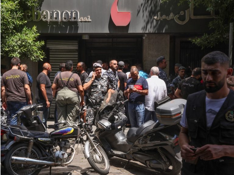 Bărbatul ameninţă că-şi dă foc dacă nu-şi primeşte economiile