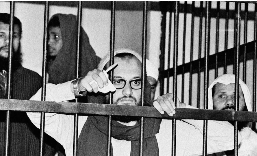 Zawahiri în 1982, stând în spatele gratiilor într-un tribunal egiptean în timpul procesului său ca unul dintre organizatorii asasinarii președintelui Anwar Sadat în anul precedent (Getty Images)