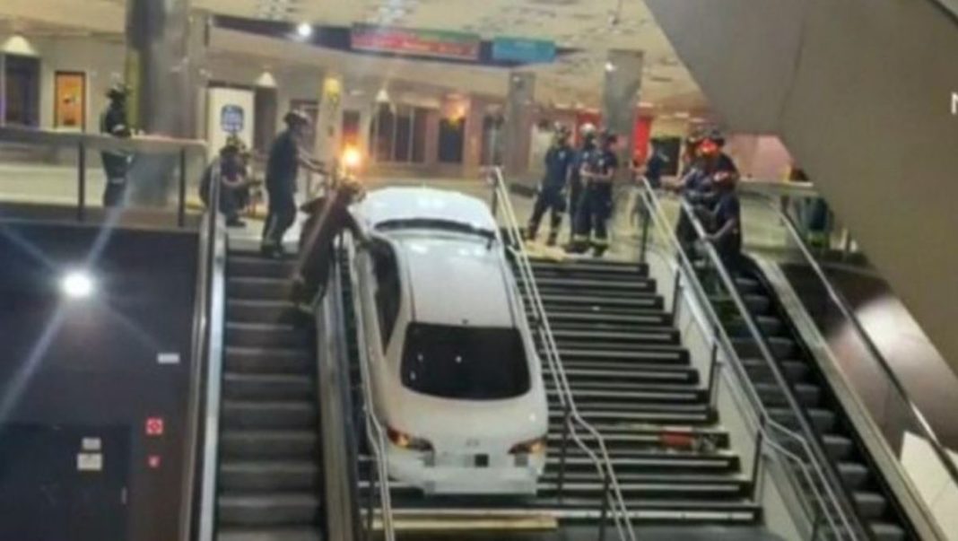 Cu mașina pe scările de la metroul din Madrid