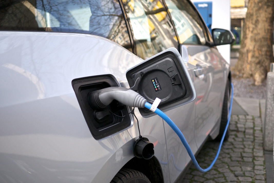 Vânzările de mașini noi electrice și hybrid au depășit vânzările de mașini diesel, în România