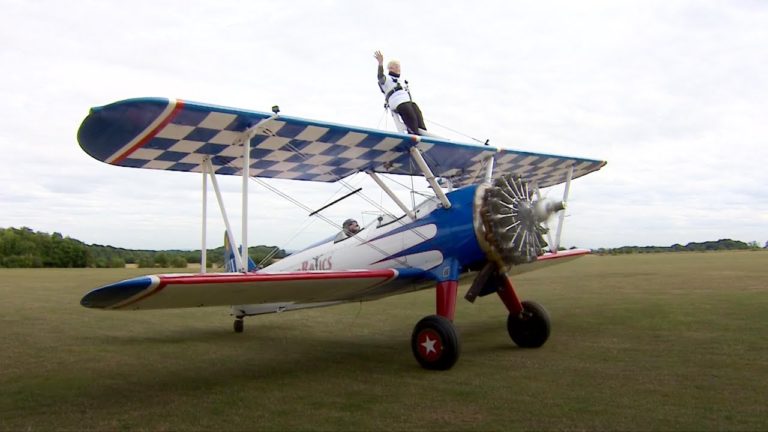 (VIDEO) O nonagenară a zburat legată de aripa unui avion