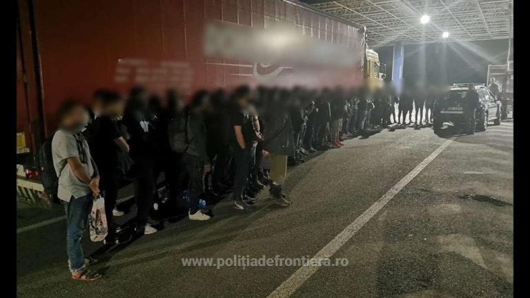(VIDEO) Peste 100 de migranţi, găsiţi ascunşi în două camioane