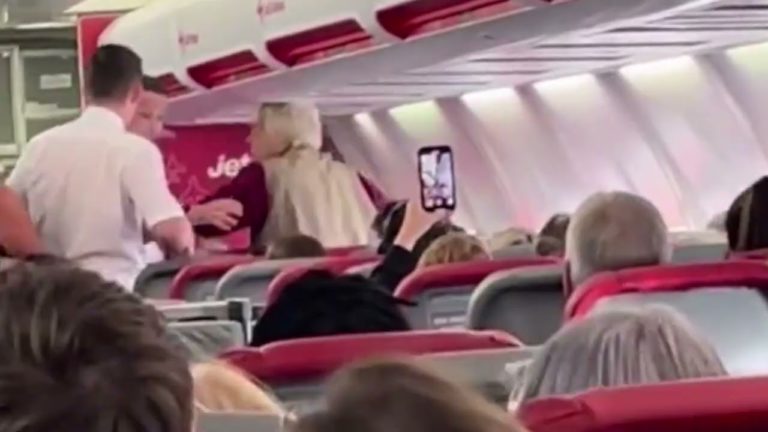 (VIDEO) O femeie a bătut un însoțitor de zbor pentru că i-a luat băutura din față