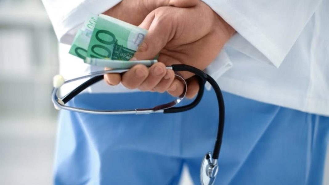 Medic prins în flagrant în timp când lua mită de la un pacient
