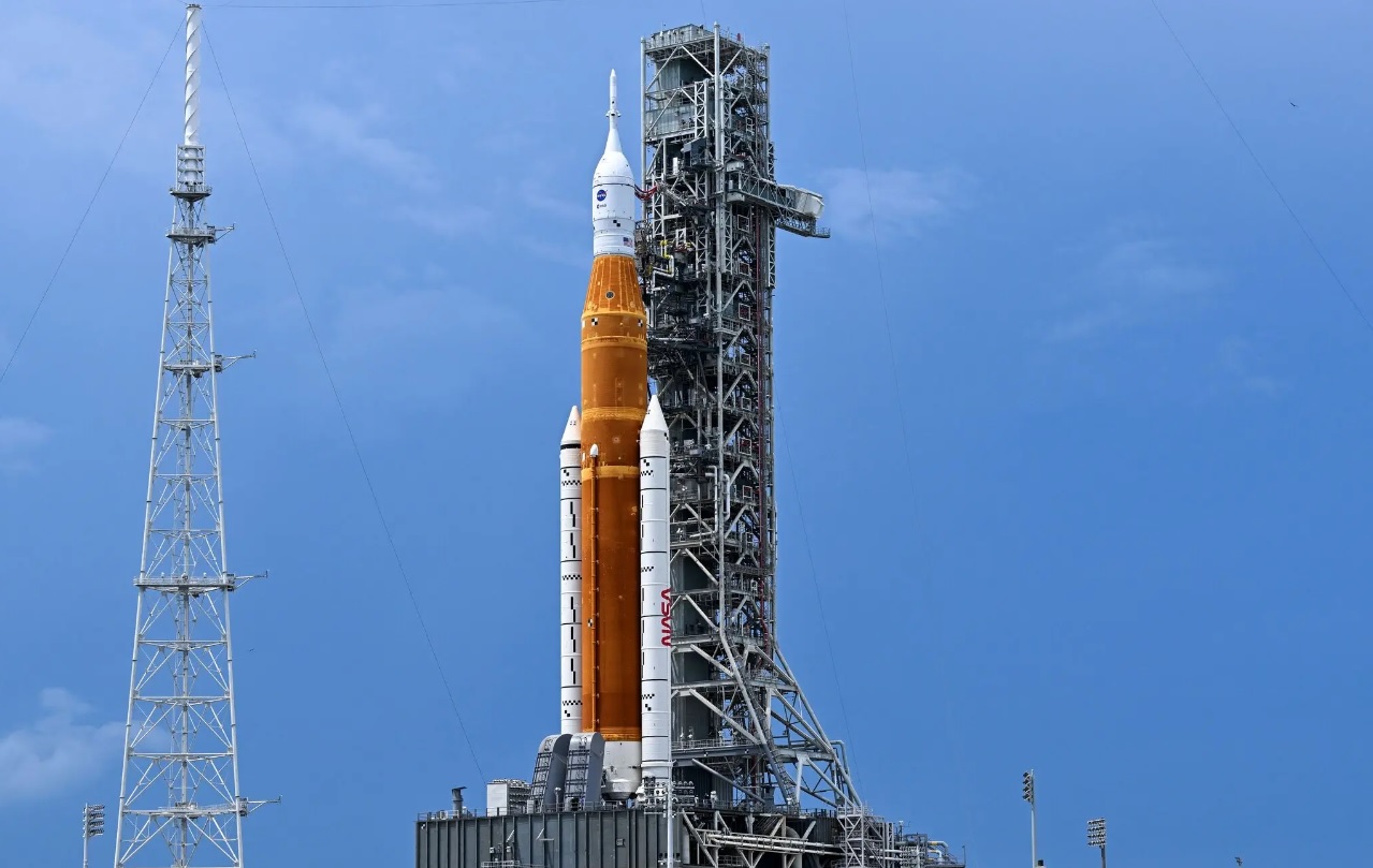 Sistemul de lansare spațială și capsula Orion. Racheta este programată să decoleze pentru misiunea Artemis I fără echipaj (FOTO: Chandan Khanna/Agence France-Presse - Getty Images)