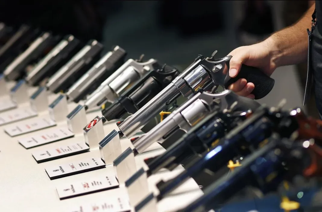 Canada interzice importul de arme de mână