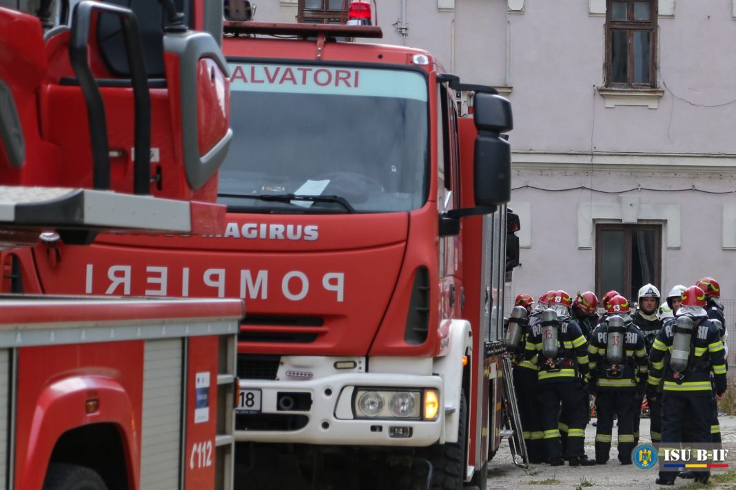 Mansarda unui bloc din Popeşti-Leordeni a luat foc. Au intervenit pompierii de la ISU București-Ilfov