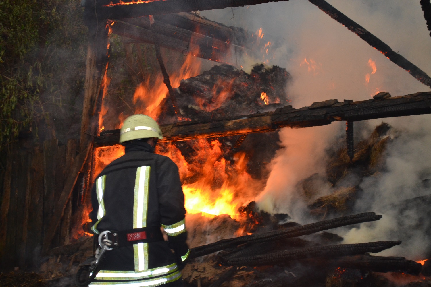 Incendiul se manifesta generalizat la nivelul acoperișului, pe o suprafață de circa 60 mp