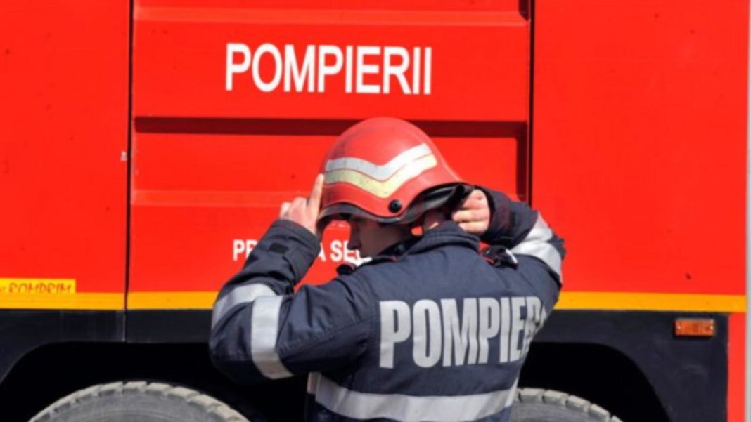 Bătrân în stare gravă după ce casa i-a luat foc de la o butelie