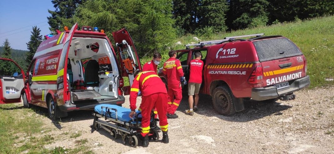 salvamont ambulanta Copil în stare gravă după ce a căzut într-un defileu din masivul Piatra Mare