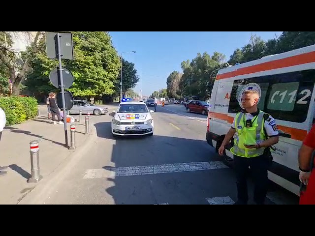 (VIDEO) Rănit grav după ce a fost împins în fața unei mașini