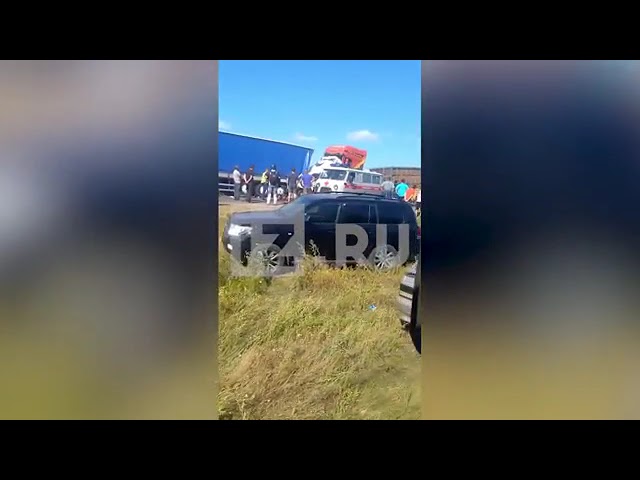 (VIDEO) Rusia: 16 morți într-o coliziune între un microbuz și două camioane