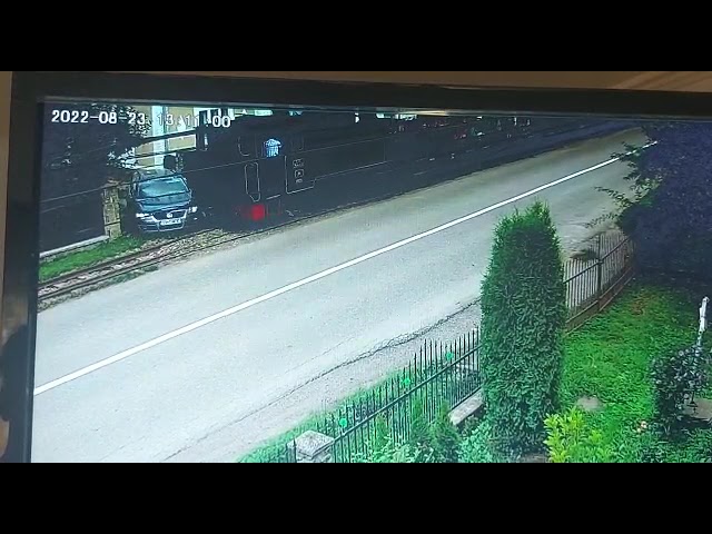 (VIDEO) Mocăniţa, scoasă de pe şine după ce o şoferiţă neatentă s-a tamponat cu trenul