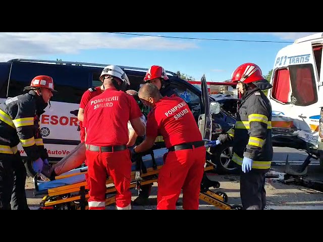 (VIDEO) Arad: Coliziune între 3 mașini și un microbuz. 12 persoane, duse la spital