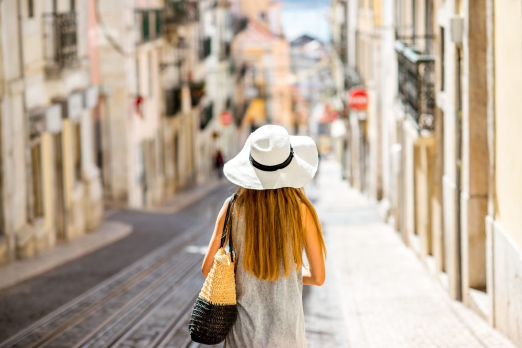 Tânără turistă pe o stradă în Lisabona, Portugalia