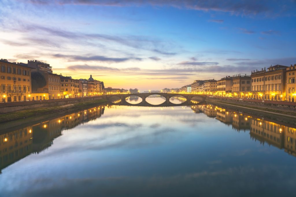 Florența, pontul medieval Ponte alla Carraia reper pe râul Arno la apus. Toscana, Italia