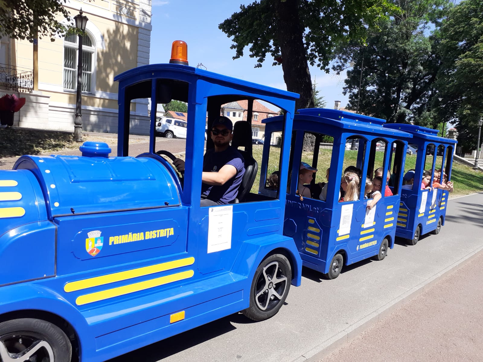 Copii răniţi după ce s-au răsturnat cu trenuleţul într-un parc din Bistriţa (sursa foto: Bistrita Expres)