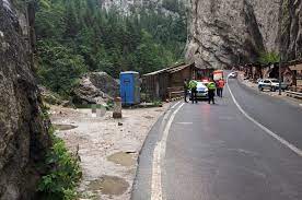 Turist lovit de o piatră desprinsă dintr-o stâncă, în Cheile Bicazului (sursa foto: news.ro)