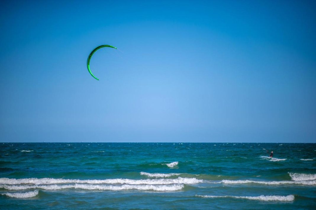 Bărbat dispărut în Marea Neagră, la Costineşti, în timp ce făcea windsurfing