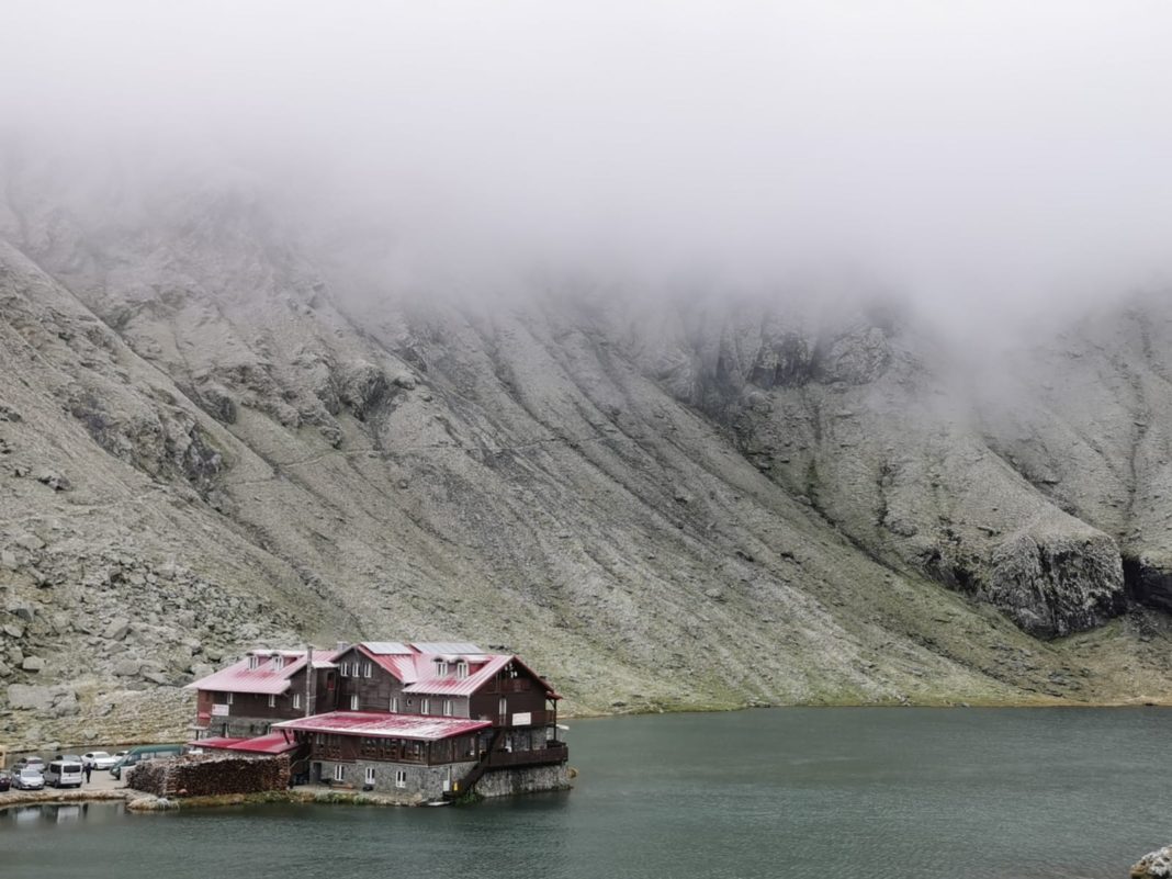 Accesul la Bâlea Lac se poate face atât pe Transfăgărăşan, cât şi cu telecabina