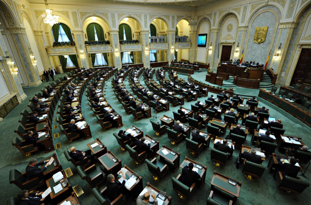 Senatorii și-au votat salarii mai mari, deși CCR a respins două proiecte de lege cu același scop Senatorii și-au votat salarii mai mari, deși CCR a respins două proiecte de lege cu același scop