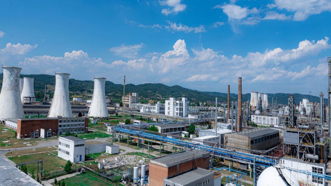 Chimcomplex Borzeşti este cel mai mare combinat de produse chimice cu două platforme industriale, la Oneşti şi Râmnicu Vâlcea