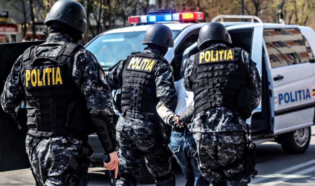 Grup infracțional format din doi români și un ceh, înșelăciuni de 1,3 milioane de euro pe net