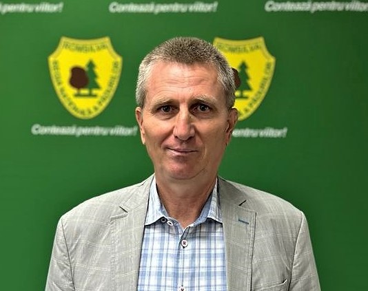 Daniel Nicolaescu, de 53 de ani, a absolvit Facultatea de Silvicultură și Exploatări Forestiere din cadrul Universității Transilvania din Brașov
