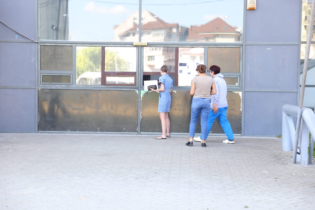 IMG_0071 Puţini craioveni au venit să-şi ridice tichetele de masă