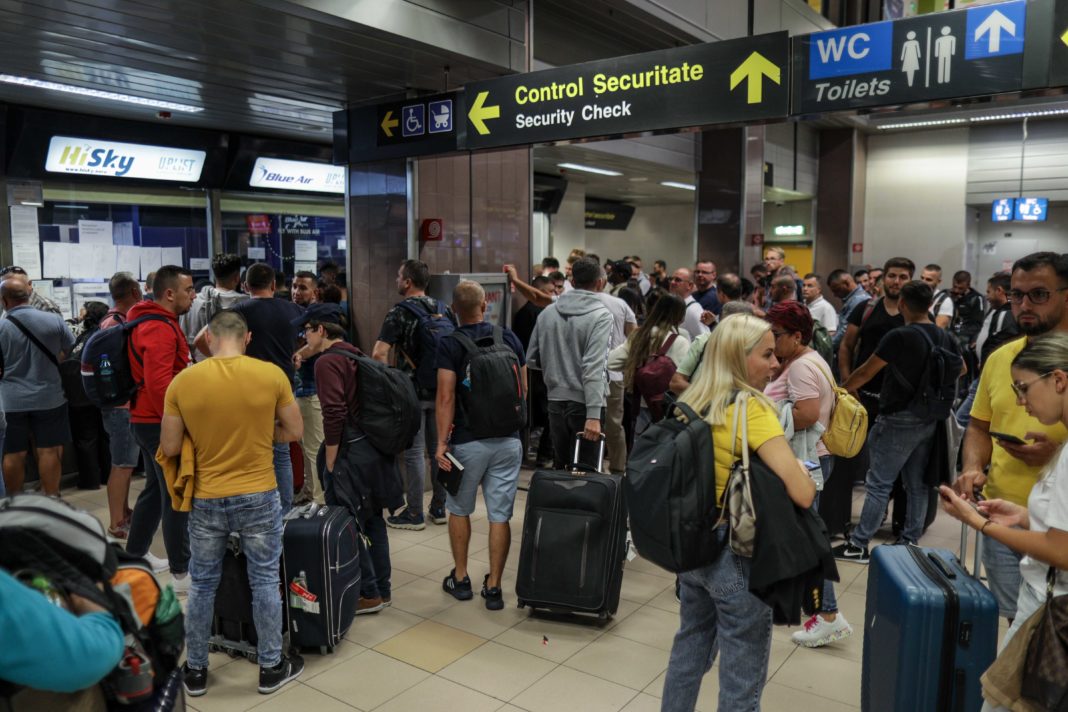 (VIDEO) Ciucă: 2.098 de români afectaţi de anularea zborurilor Blue Air au solicitat sprijin