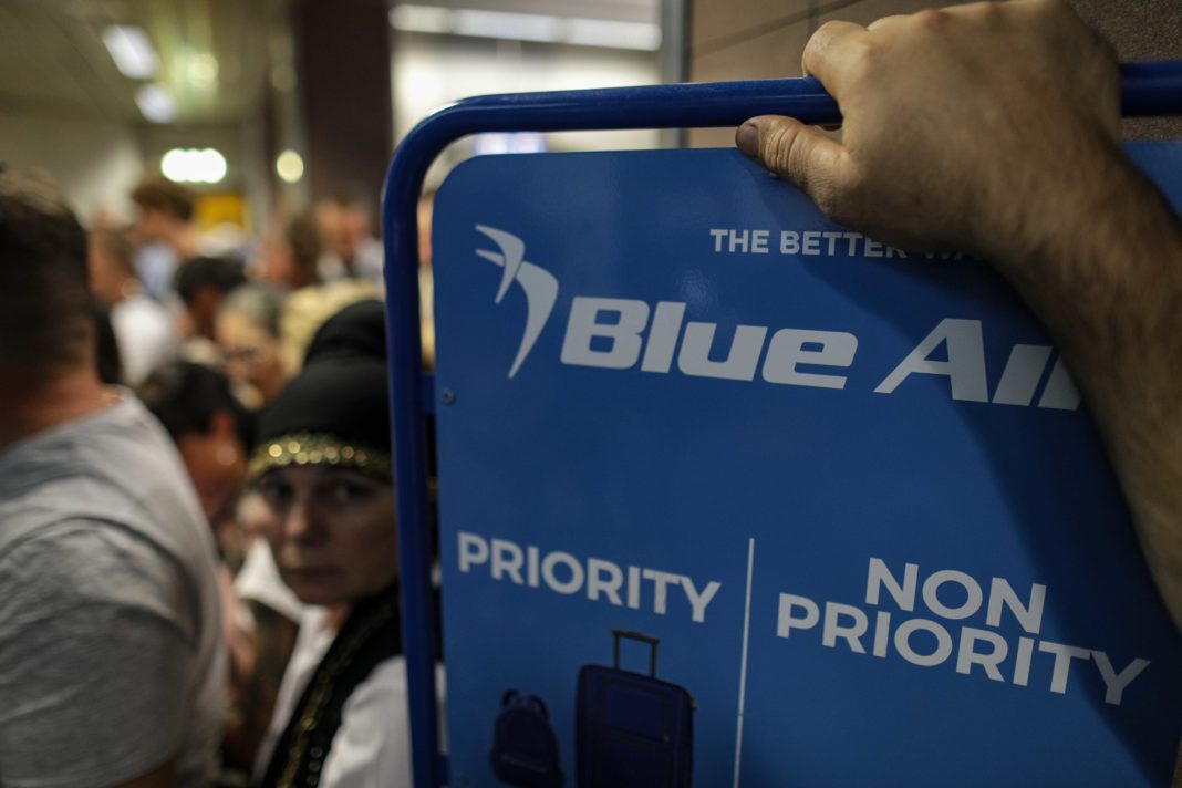 Linie telefonică suplimentară pentru românii blocați în străinătate de suspendarea zborurilor Blue Air