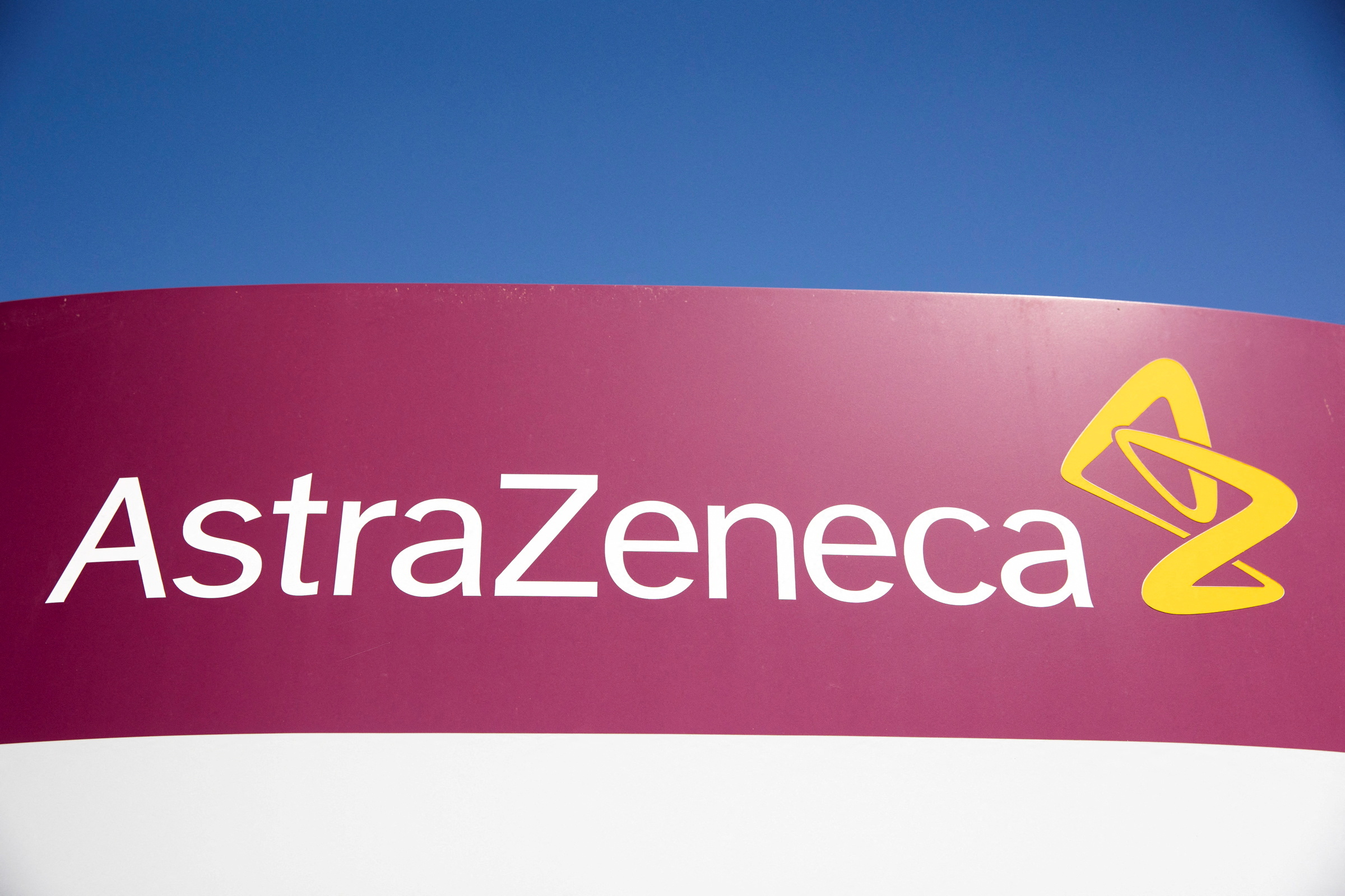 Un tratatement anti-COVID dezvoltat de AstraZeneca, aprobat în Uniunea Europeană