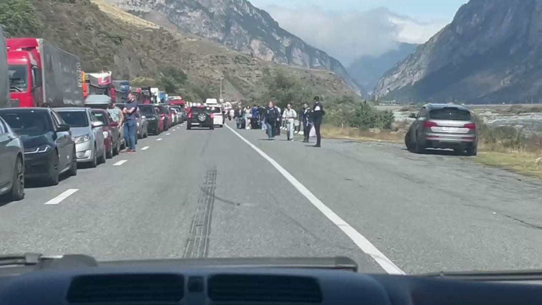 Unii ruși care fug de mobilizare apelează la trotinete. Graniţa nu poate fi trecută pe jos