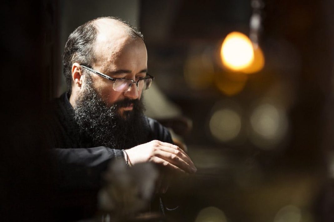 Discuțiile dintre preotul Visarion Alexa și femeia care l-a acuzat de agresiune sexuală