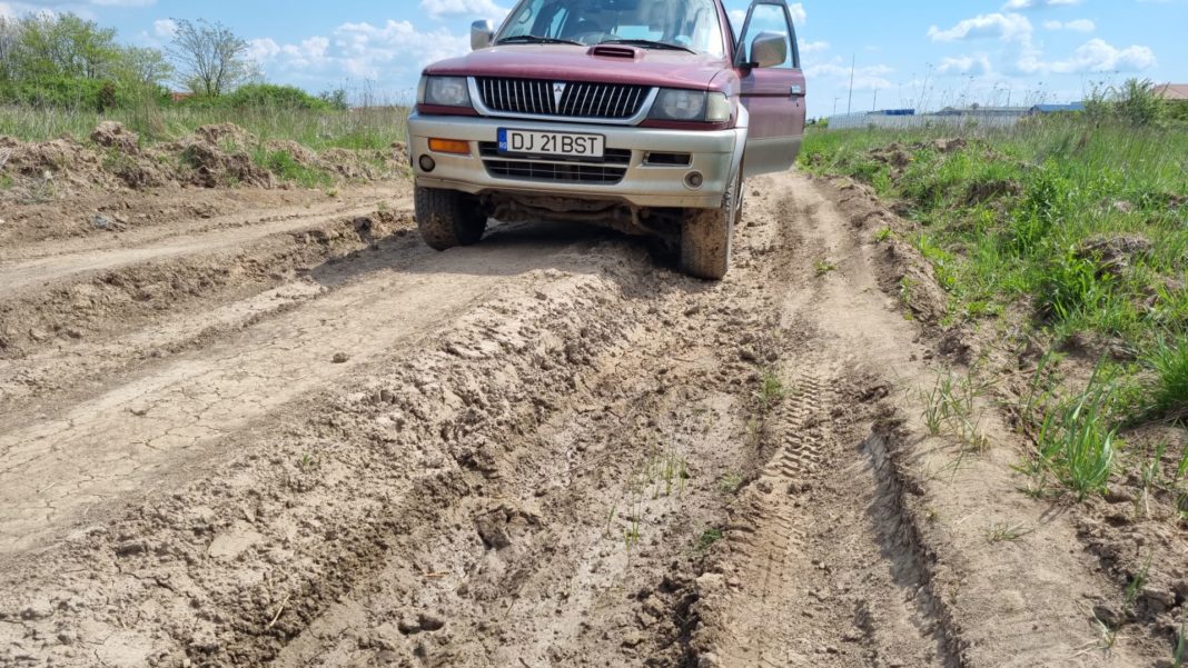 Oamenii blocaţi de DEx Craiova - Piteşti se aleg cu drumul pietruit