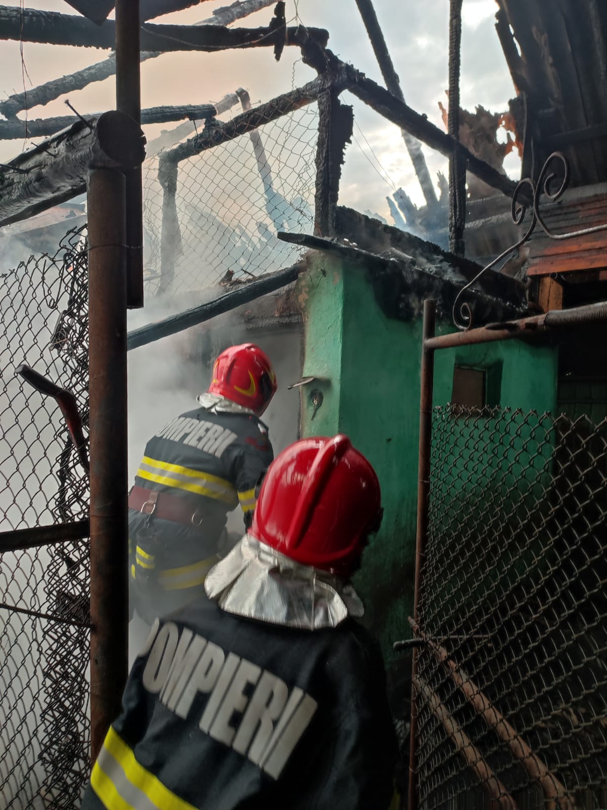 Salvatorii au stins incendiul în limitele găsite