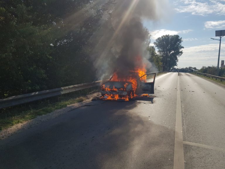 (VIDEO) Un autoturism a luat foc pe o stradă din Craiova