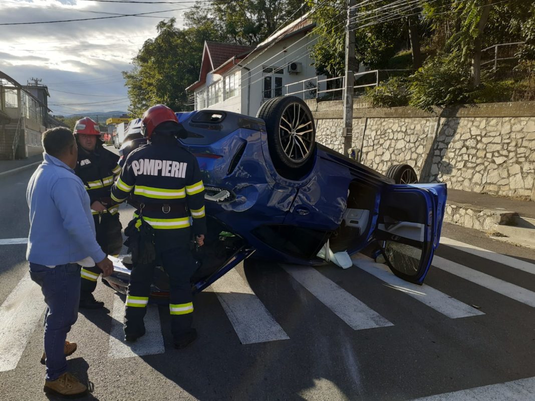 Mașină răsturnată după impactul cu un alt autoturism, în Orșova