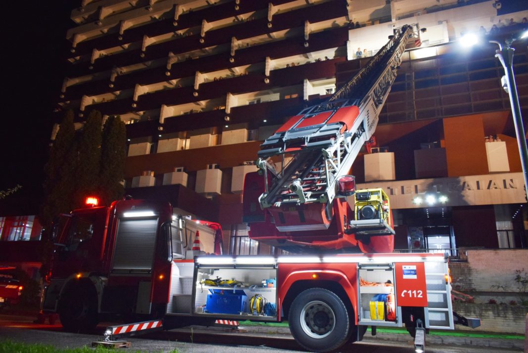 Vâlcea: Simulare de incendiu într-un hotel din Călimăneşti
