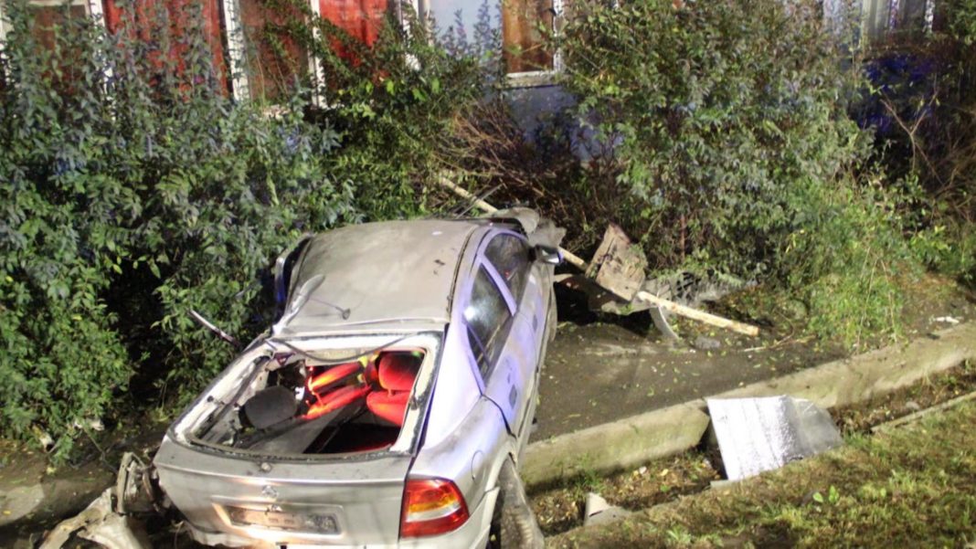accident braila adolescenta O adolescentă fără permis a intrat cu maşina în stâlp, ucigându-şi fratele