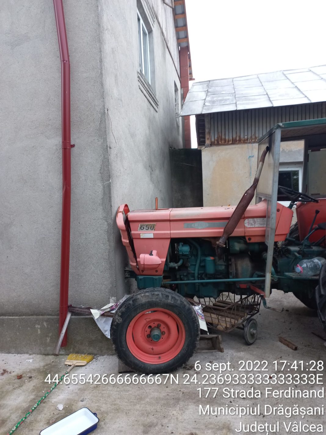 Vâlcea: Bărbat accidentat de tractor în curtea casei