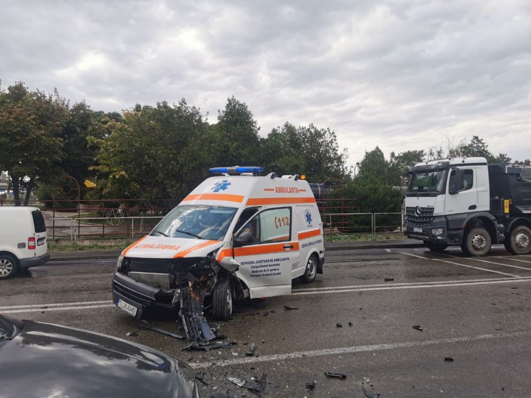 Două persoane au fost rănite după ce mașina lor a fost lovită de o ambulanță